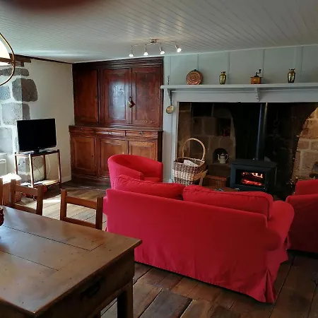 Du Bosquet Pays De Salers Cantal Casa de Férias