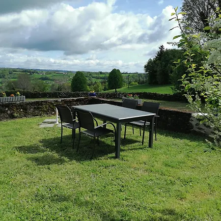 Du Bosquet Pays De Salers Cantal Casa de Férias *